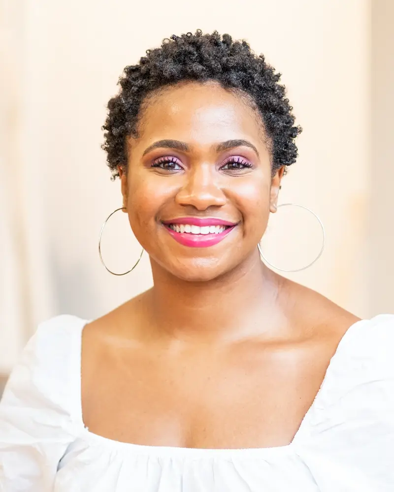 Illustrative portrait of Naomi, a Chief Operating Officer